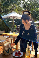 Eleganter Pullover mit Vintage-Blumenstickerei und Krawatte vorne